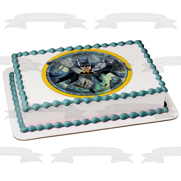 Imagen de decoración comestible para tarta con borde redondo amarillo de Batman volando sobre la ciudad ABPID01391