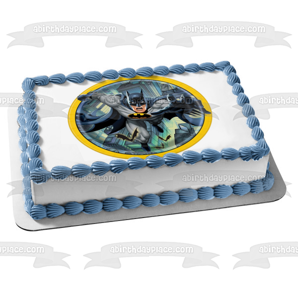 Imagen de decoración comestible para tarta con borde redondo amarillo de Batman volando sobre la ciudad ABPID01391