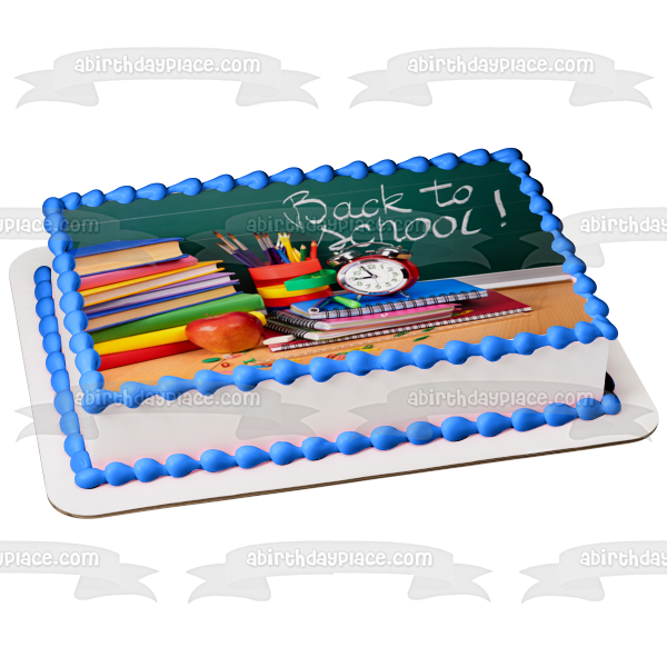 Regreso a la escuela, pizarra, libros y un reloj, adorno comestible para pastel, imagen ABPID03990 