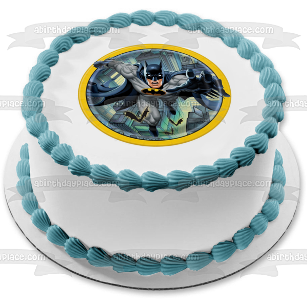 Imagen de decoración comestible para tarta con borde redondo amarillo de Batman volando sobre la ciudad ABPID01391