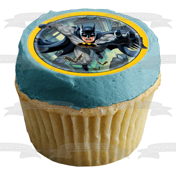 Imagen de decoración comestible para tarta con borde redondo amarillo de Batman volando sobre la ciudad ABPID01391