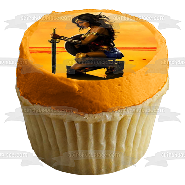 Adorno comestible para tarta con espada de Wonder Woman con fondo de desierto, imagen ABPID06554 