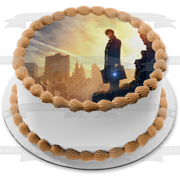 Animales fantásticos y dónde encontrarlos Newt Scamander de pie en el borde Atardecer adorno comestible para tarta imagen ABPID00153 