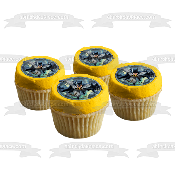 Imagen de decoración comestible para tarta con borde redondo amarillo de Batman volando sobre la ciudad ABPID01391