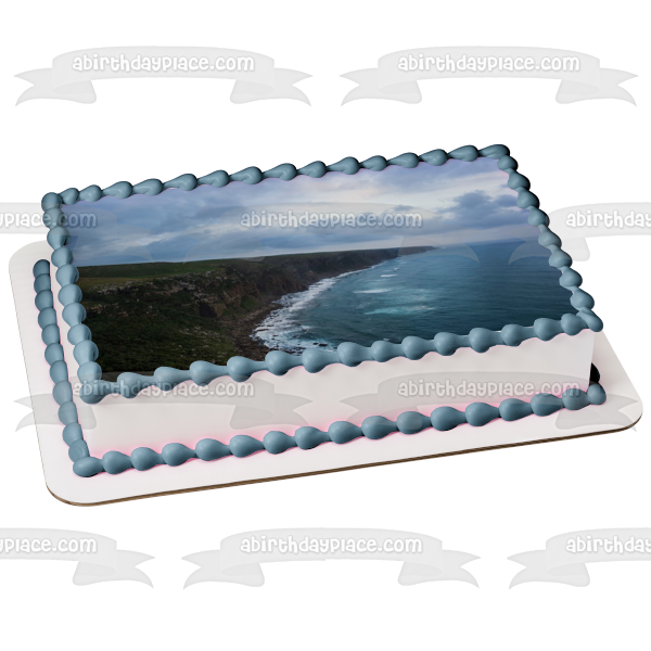 Decoración comestible para tarta con paisaje oceánico, montañas verdes, cielo azul, imagen ABPID10814 