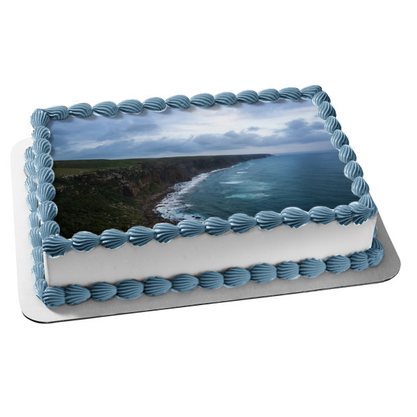 Decoración comestible para tarta con paisaje oceánico, montañas verdes, cielo azul, imagen ABPID10814 