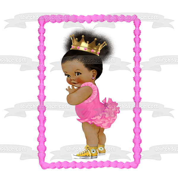 Niña afroamericana, traje de bailarina rosa, corona dorada, zapatillas Converse amarillas, decoración comestible para tarta, imagen ABPID22382 