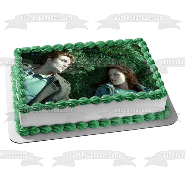 Imagen comestible para decoración de tarta de Crepúsculo Edward y Bella tumbadas en la hierba ABPID54541 