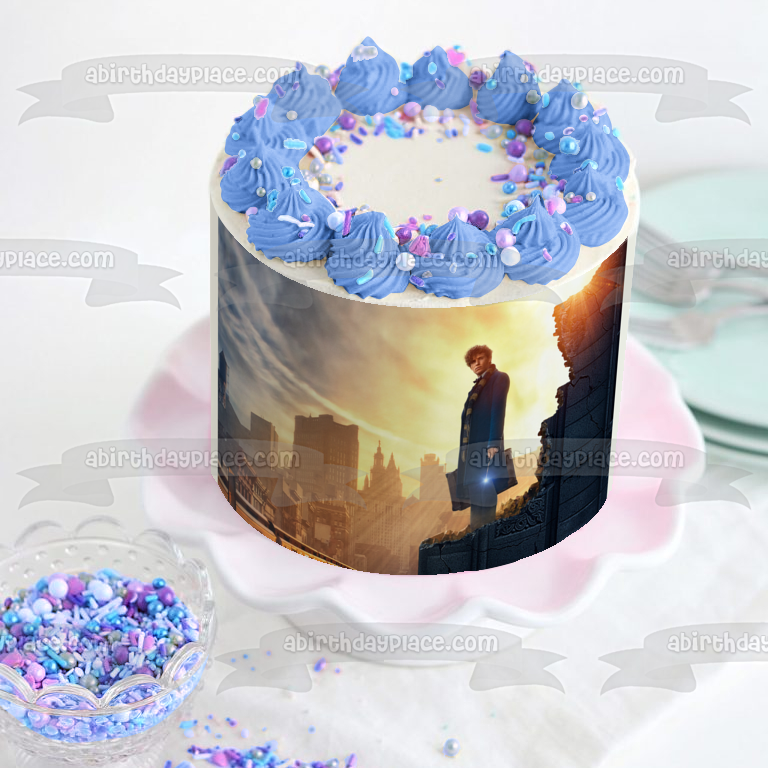 Animales fantásticos y dónde encontrarlos Newt Scamander de pie en el borde Atardecer adorno comestible para tarta imagen ABPID00153 