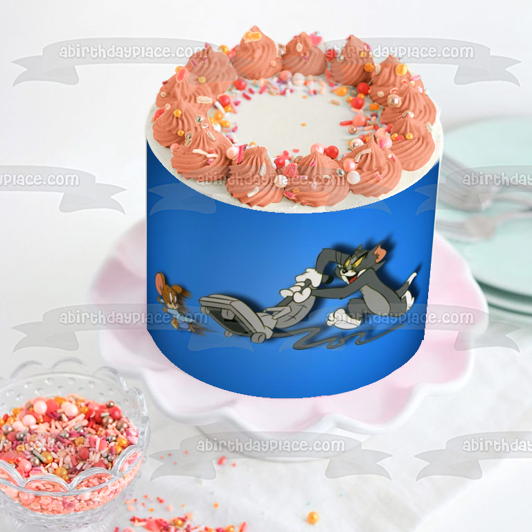 Tom y Jerry persiguiendo con una aspiradora y un fondo azul Imagen comestible para decoración de tarta ABPID01405 