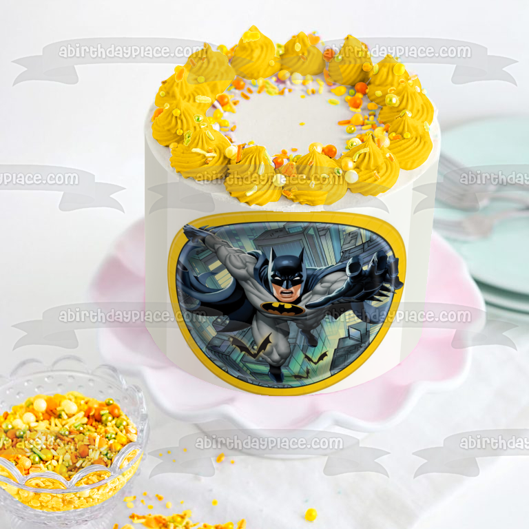 Imagen de decoración comestible para tarta con borde redondo amarillo de Batman volando sobre la ciudad ABPID01391