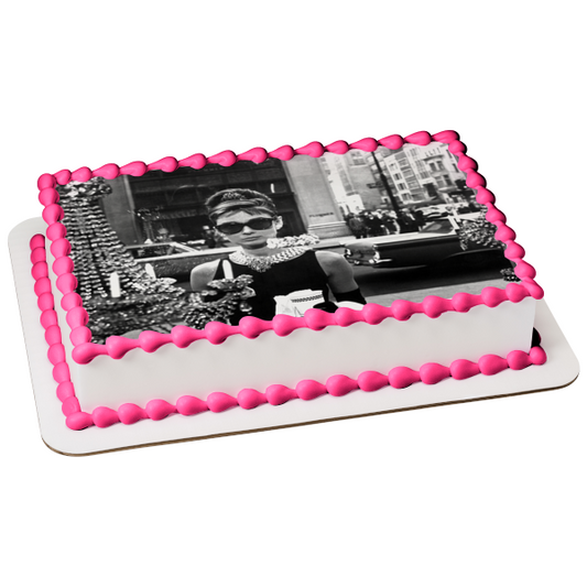 Audry Hepburn Joyería de coche en blanco y negro Imagen comestible para decoración de tarta ABPID06307 