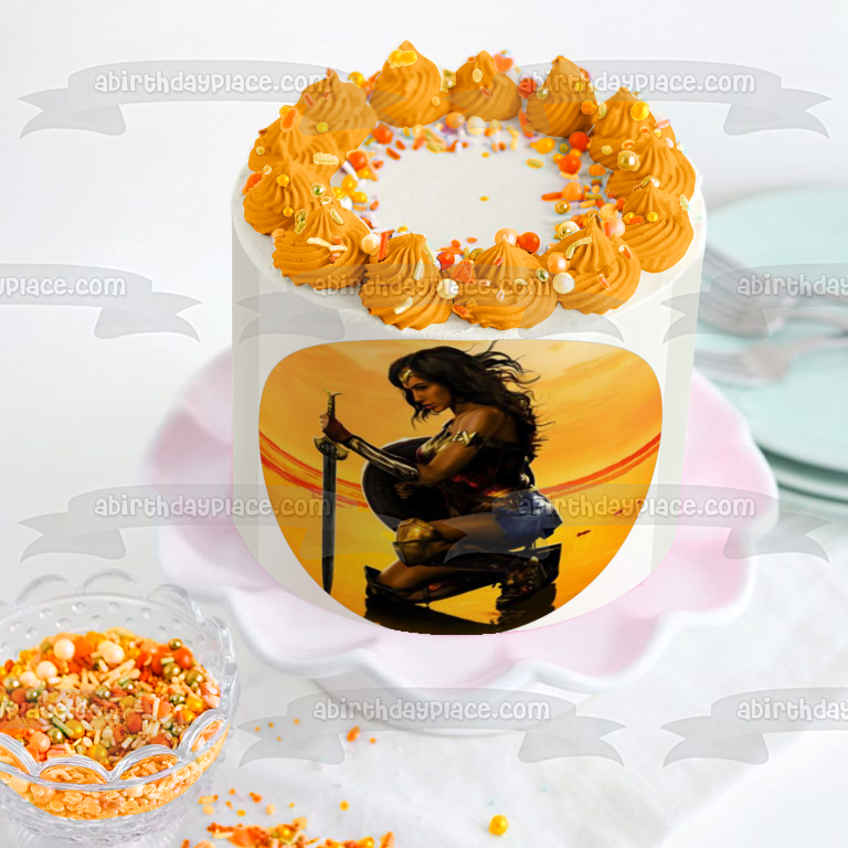 Adorno comestible para tarta con espada de Wonder Woman con fondo de desierto, imagen ABPID06554 