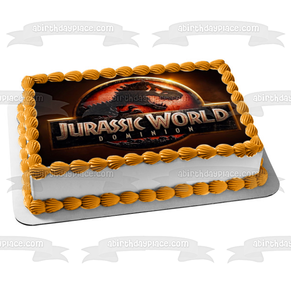 Logotipo de Jurassic World Dominion con un adorno comestible para pastel de T-Rex Imagen ABPID55531 