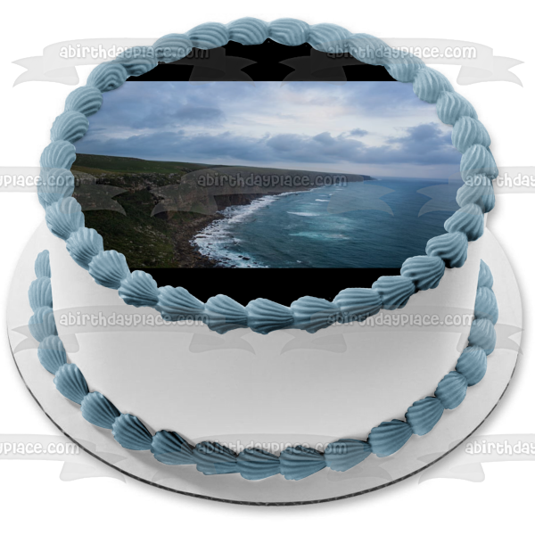 Decoración comestible para tarta con paisaje oceánico, montañas verdes, cielo azul, imagen ABPID10814 