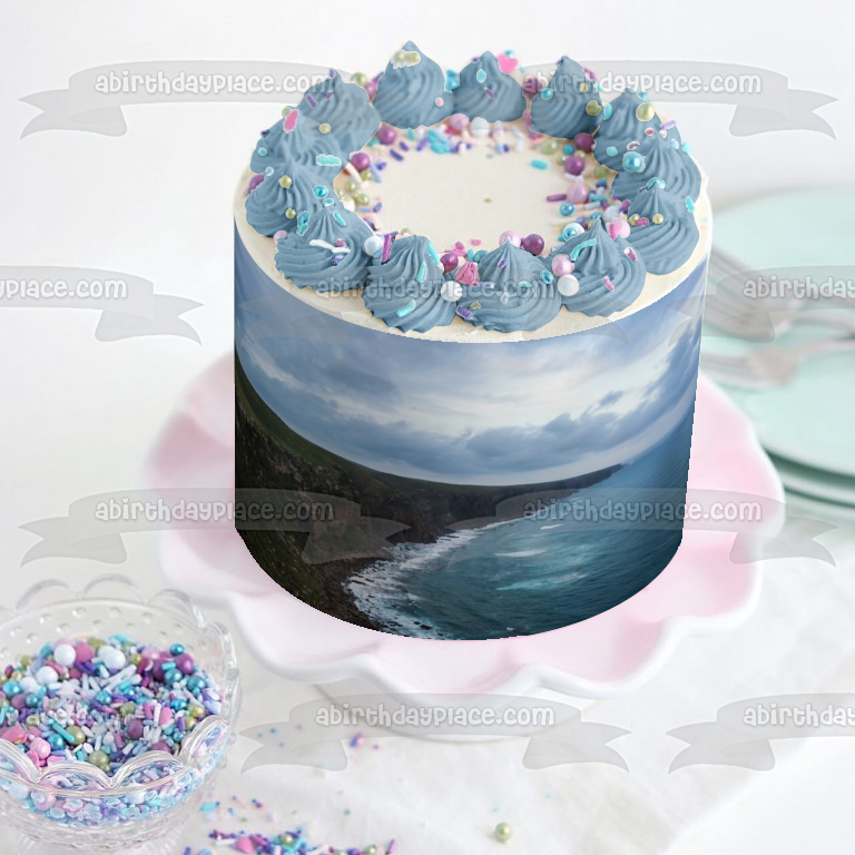 Decoración comestible para tarta con paisaje oceánico, montañas verdes, cielo azul, imagen ABPID10814 