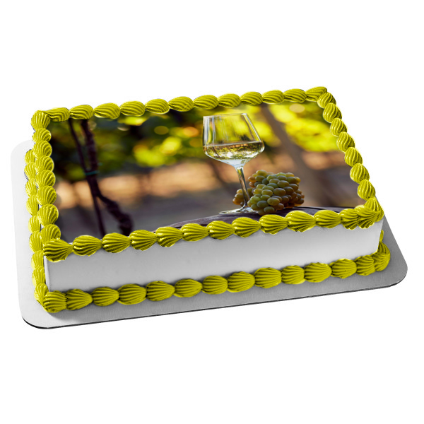 Copa de vino blanco, uvas verdes, decoración comestible para tarta, imagen ABPID56136 