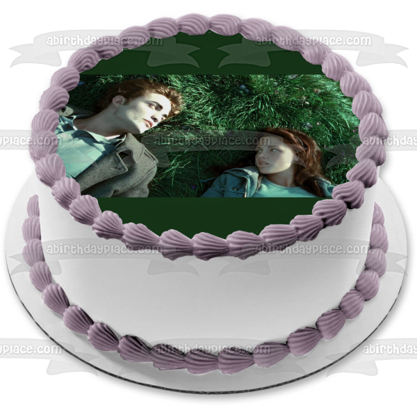 Imagen comestible para decoración de tarta de Crepúsculo Edward y Bella tumbadas en la hierba ABPID54541 