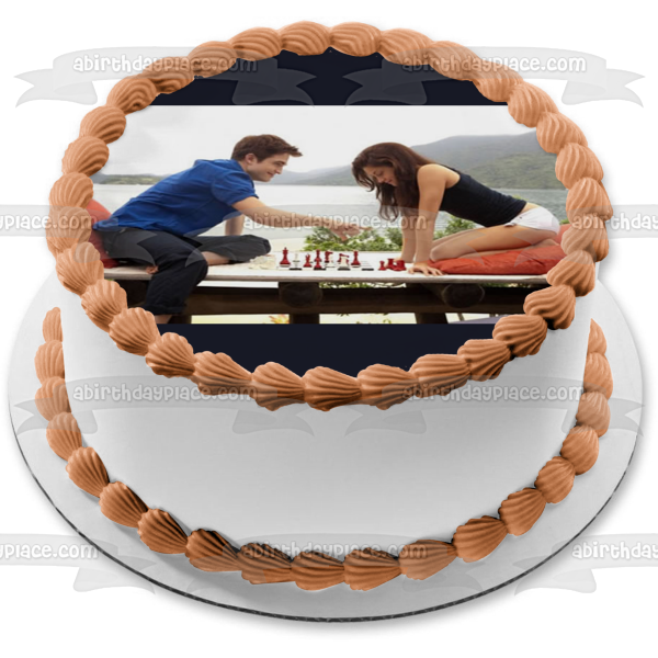 Adorno comestible para tarta de la saga Crepúsculo: Amanecer, parte 1, Edward y Bella jugando al ajedrez, imagen ABPID54582 