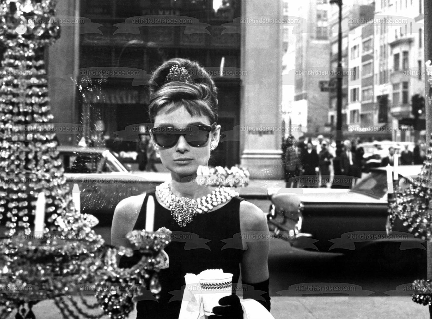 Audry Hepburn Joyería de coche en blanco y negro Imagen comestible para decoración de tarta ABPID06307 