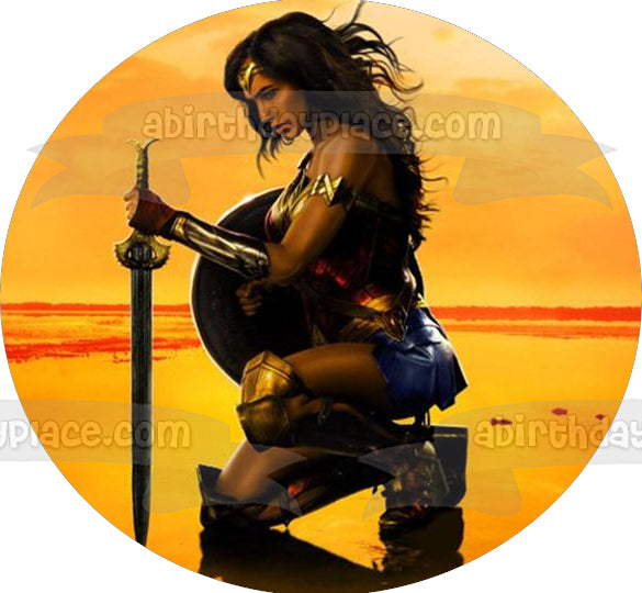 Adorno comestible para tarta con espada de Wonder Woman con fondo de desierto, imagen ABPID06554 