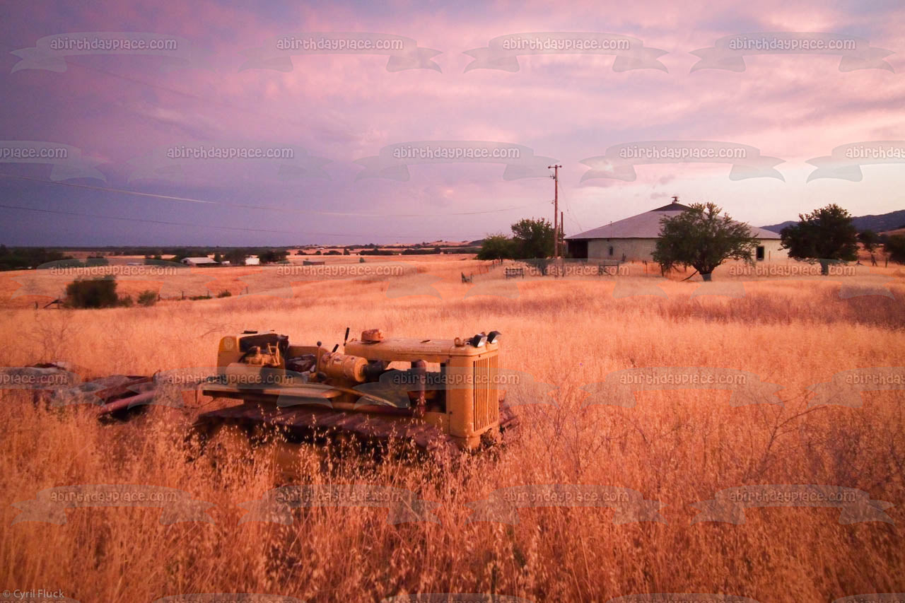 Imagen de decoración comestible para tarta con tractor y casa de campo en un campo de heno ABPID52517 