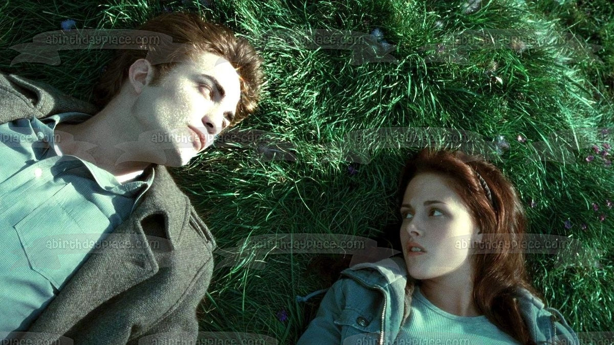 Imagen comestible para decoración de tarta de Crepúsculo Edward y Bella tumbadas en la hierba ABPID54541 