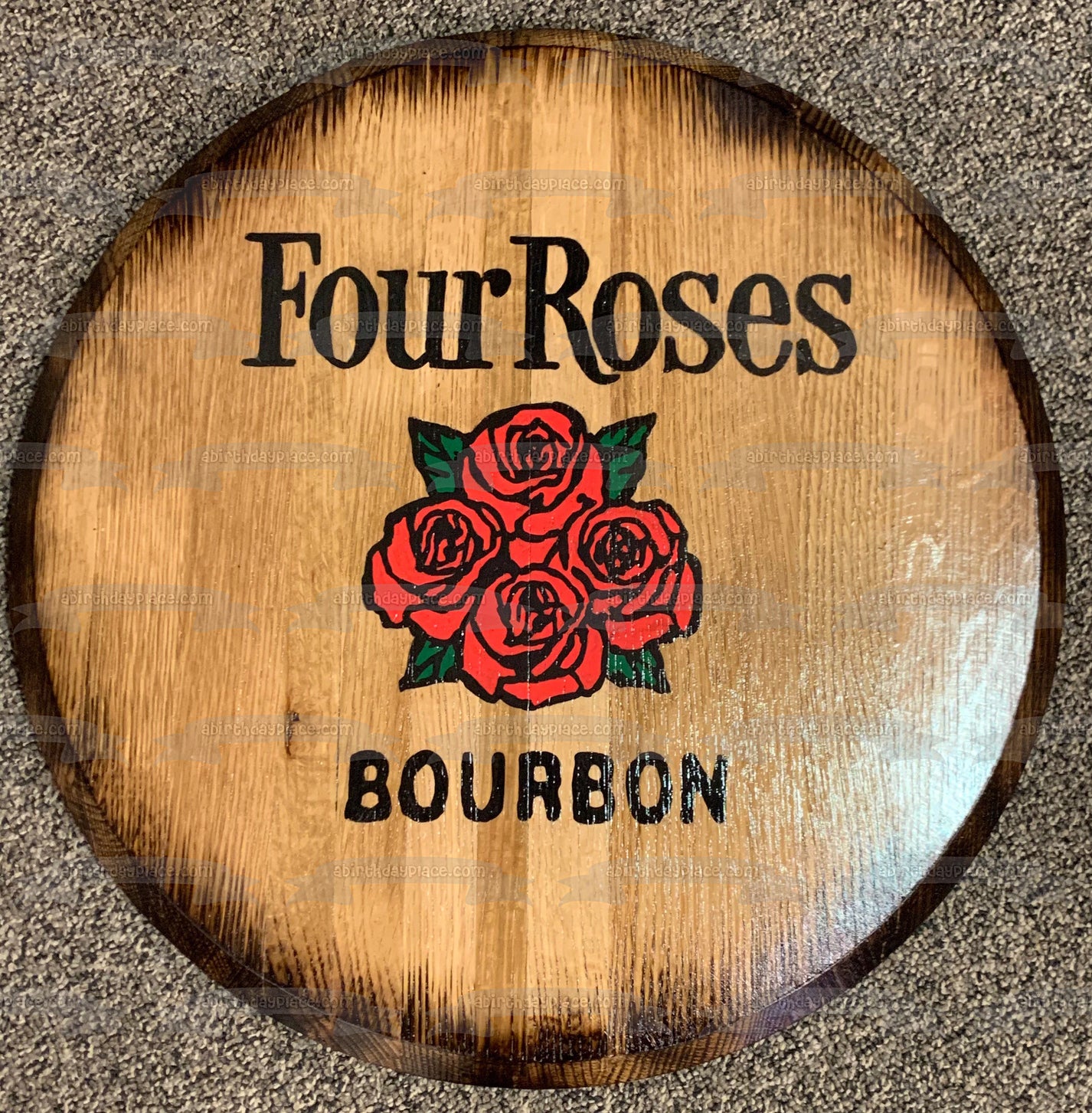 Adorno comestible para tarta con logotipo de Four Roses Bourbon en madera, imagen ABPID56239 